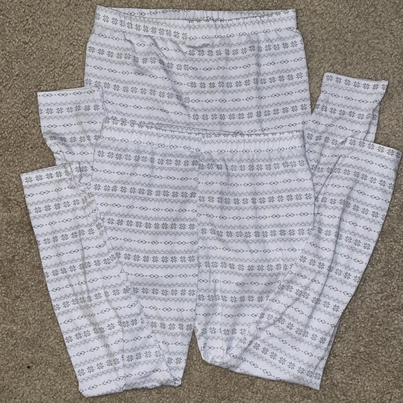 UPDATED-32 degrees Heat Pf set with 2 bottoms & two tops SZ Med white and gray - Picture 3 of 7